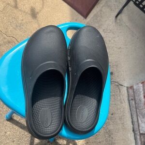 Comfy Black Oofos Cushioned Recovery Clogs Mens 7/ Women’s 9